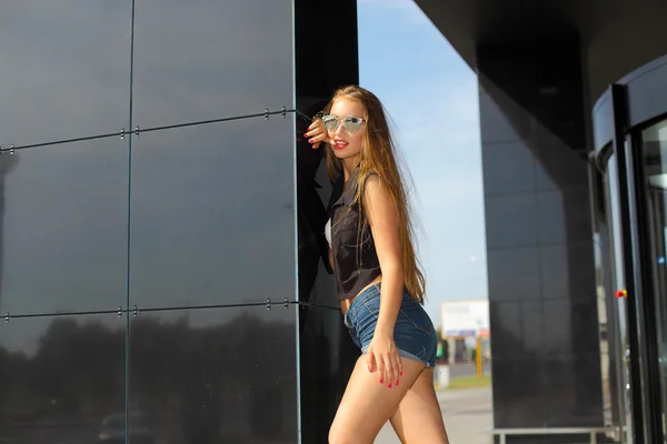 Girl hipster near mirror wall — Stock Photo, Image