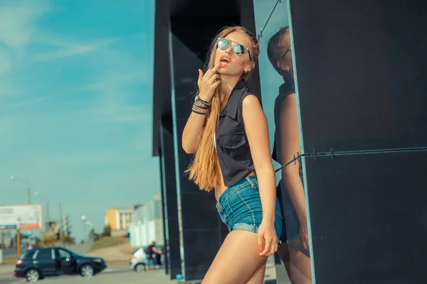 Gesto obsceno de hipster chica mostrando — Foto de Stock