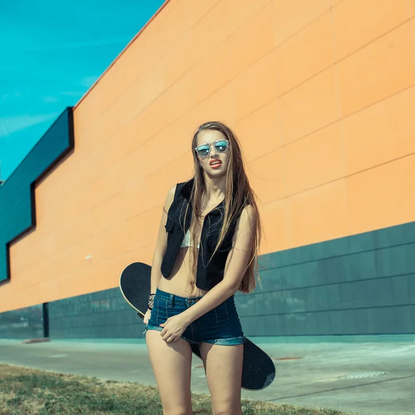 与滑板的时髦女孩 — 图库照片