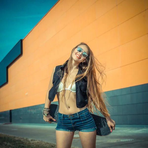 Fille à la mode avec skateboard — Photo