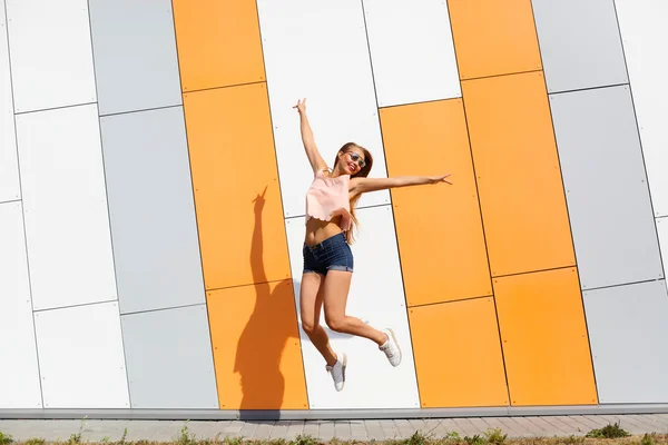 Hipster modische Mädchen springen freudig — Stockfoto