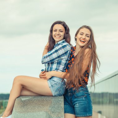 İki pozitif hipsters kız arkadaşım