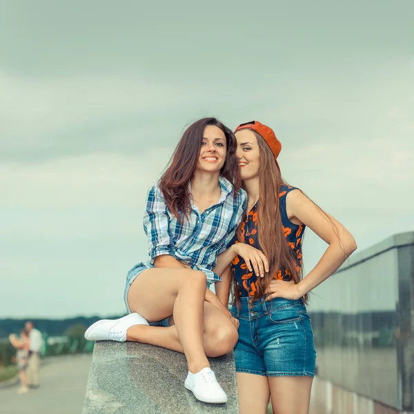 Two positive hipsters girlfriends — Stock Photo, Image