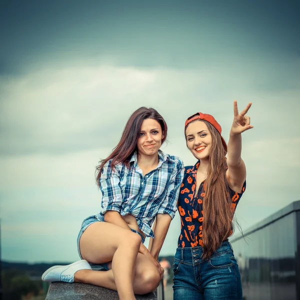 Two positive hipsters girlfriends — Stock Photo, Image