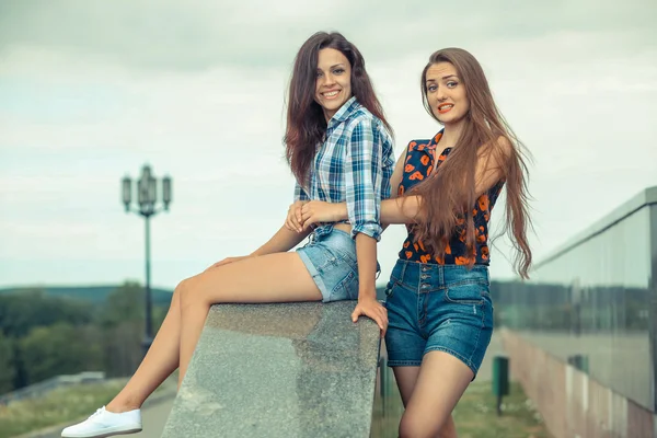 Two positive hipsters girlfriends — Stock Photo, Image