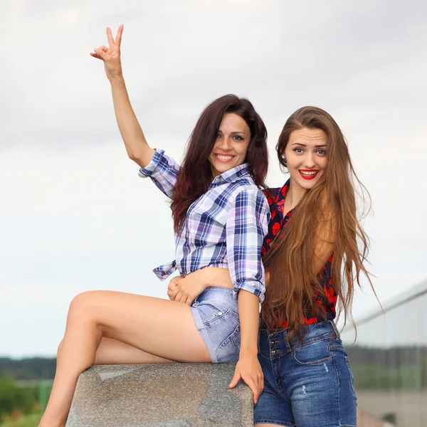 Két pozitív hippik barátnő — Stock Fotó