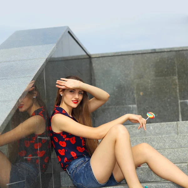 Menina da moda com pirulito — Fotografia de Stock