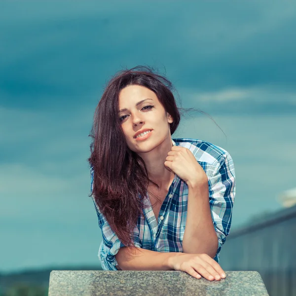 Positives Hipster-Mädchen. — Stockfoto