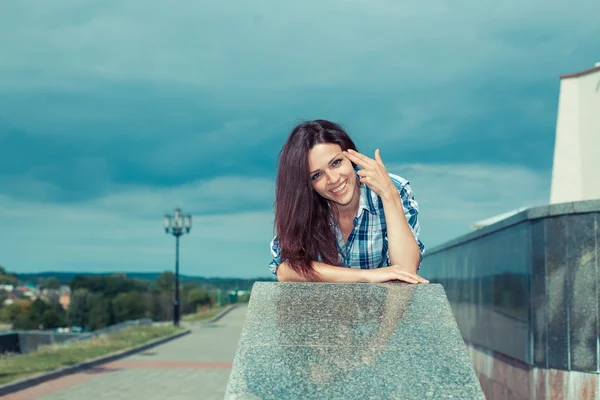 Menina hipster positivo . — Fotografia de Stock