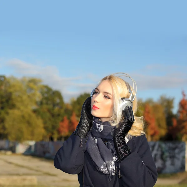 Mulher com fones de ouvido ouvir música — Fotografia de Stock