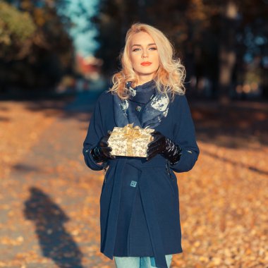 Sonbahar Park bir hediye ile mutlu kadın