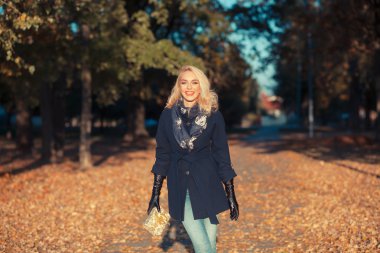 Sonbahar Park bir hediye ile mutlu kadın