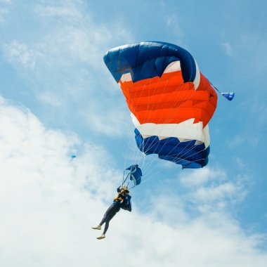 Paraşütçü havada uçan