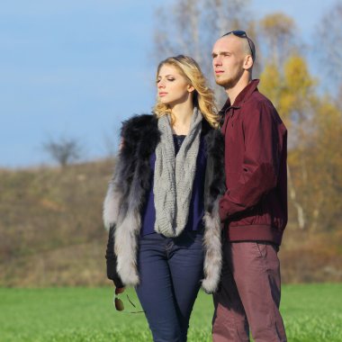 Genç çift dışarıda eğleniyor.