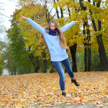 Neşeli kız parkta eğleniyor