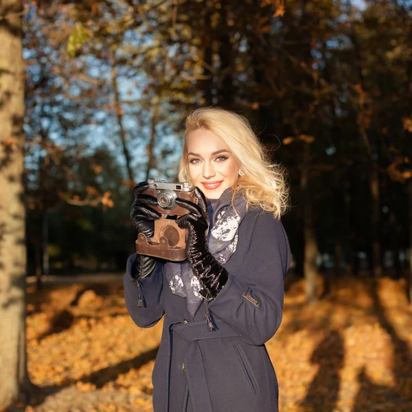 Bederní dívka s vinobraní fotoaparát — Stock fotografie