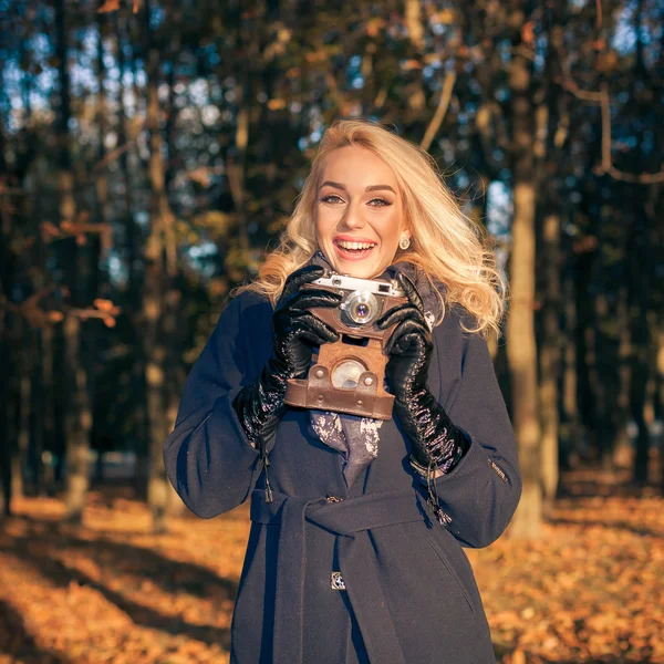 Bederní dívka s vinobraní fotoaparát — Stock fotografie