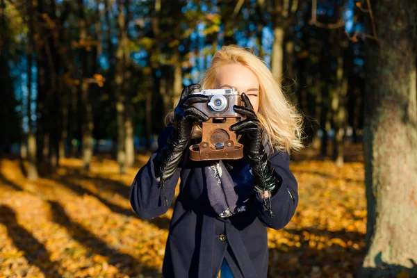 Bederní dívka s vinobraní fotoaparát — Stock fotografie