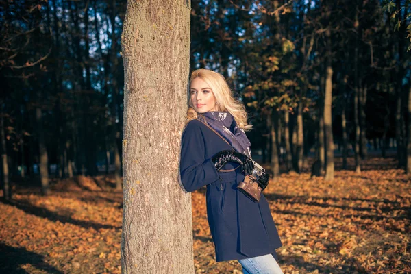 Hipster menina com câmera vintage — Fotografia de Stock