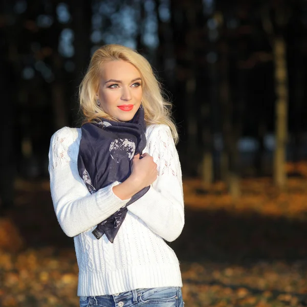 Blonde fille dans un pull blanc dans le parc — Photo