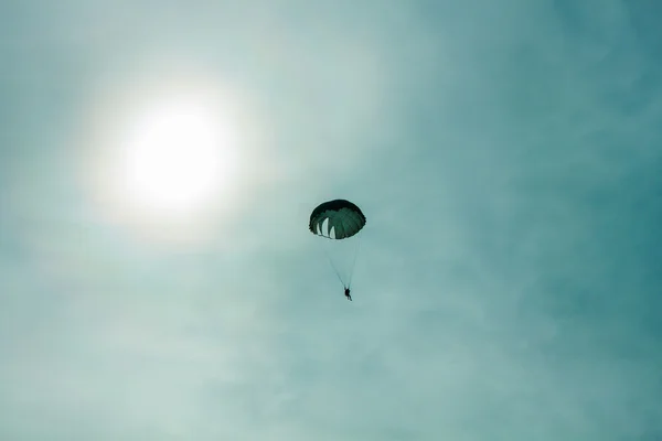 Parachutiste volant dans les airs — Photo