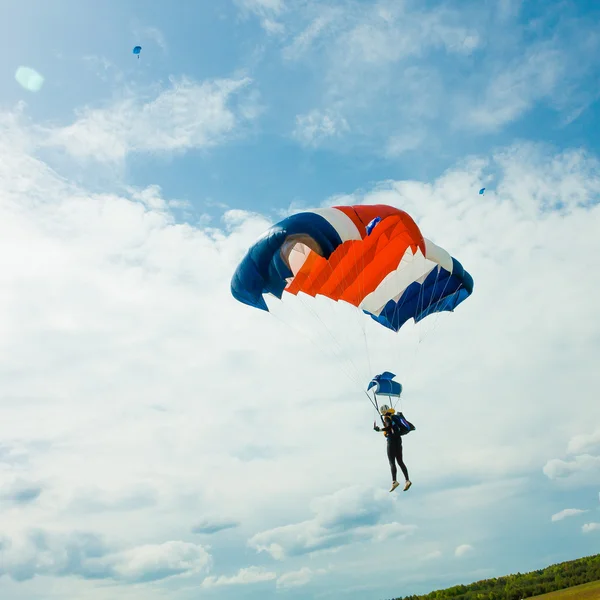 Pára-quedista voando no ar — Fotografia de Stock