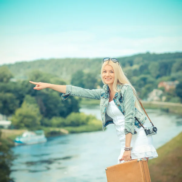 Hipster flicka med vintage resväska, utomhus — Stockfoto