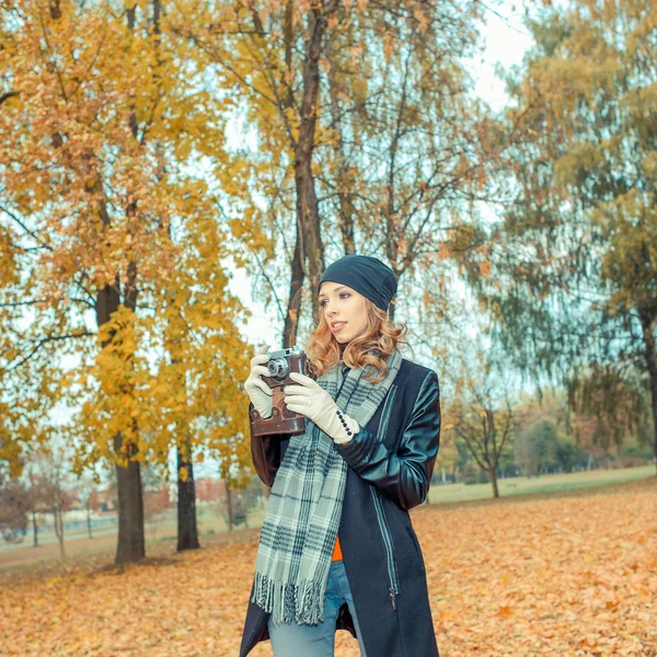 Hipster meisje met vintage camera — Stockfoto