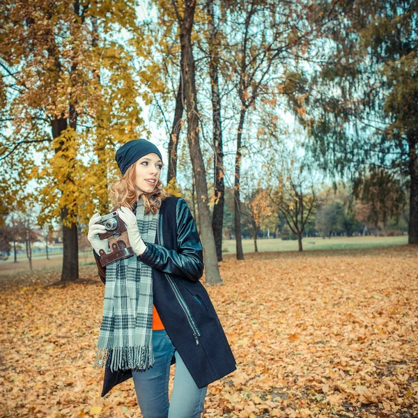 Bederní dívka s vinobraní fotoaparát — Stock fotografie