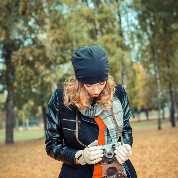 Hipster meisje met vintage camera — Stockfoto