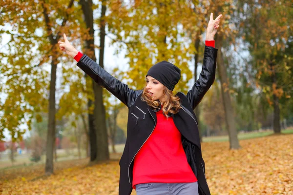 Девушка показывает победные жесты на открытом воздухе — стоковое фото