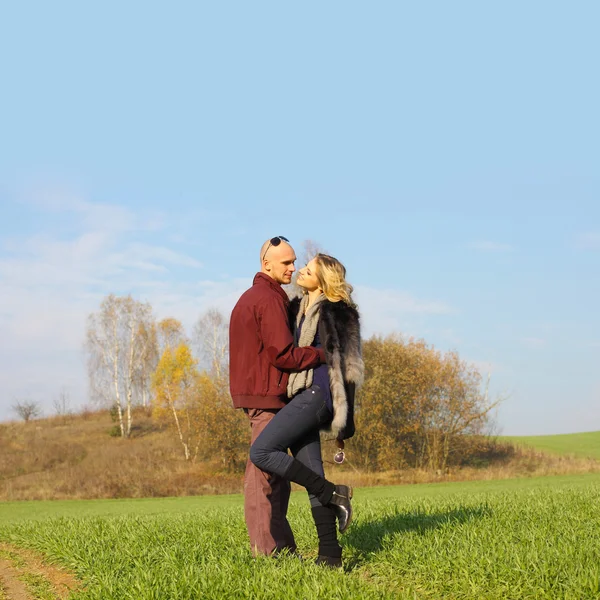 Mladý pár baví venku — Stock fotografie