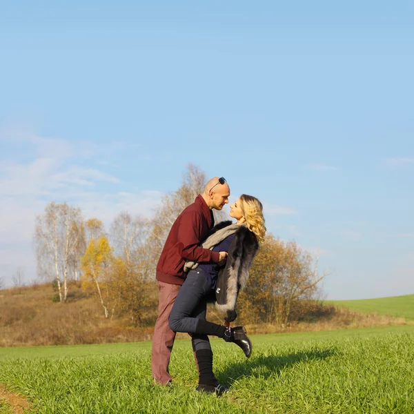 Jeune couple s'amuser à l'extérieur — Photo