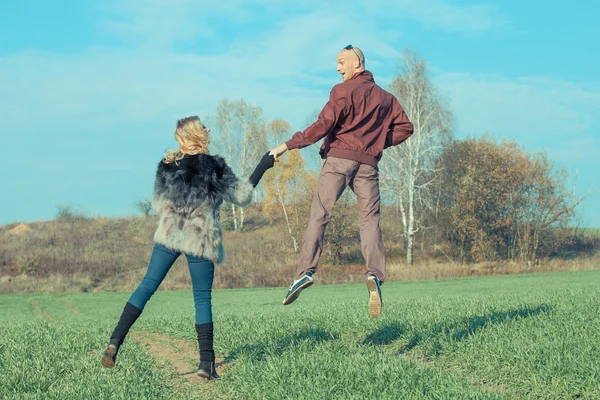 Молодая пара веселится на открытом воздухе — стоковое фото