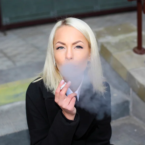 Geschäftsfrau raucht nervös — Stockfoto