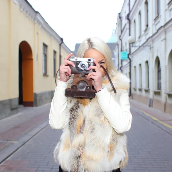 Bederní dívka s vinobraní fotoaparát — Stock fotografie