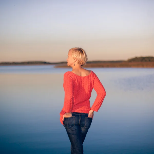 Indietro della ragazza di fronte al lago — Foto Stock