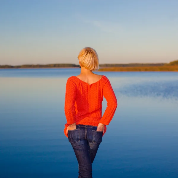 Detrás de la mujer frente al lago — Foto de Stock