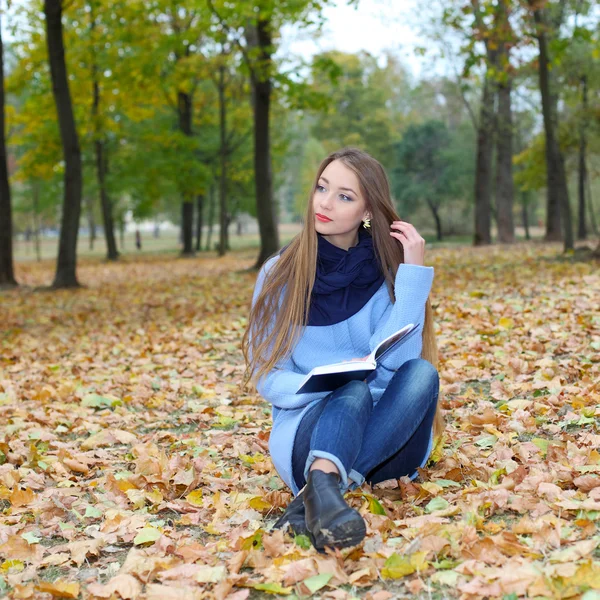 Girl reading a book outdoors — Stock Photo, Image