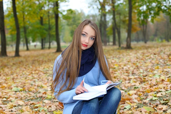 Flicka läsa en bok utomhus — Stockfoto