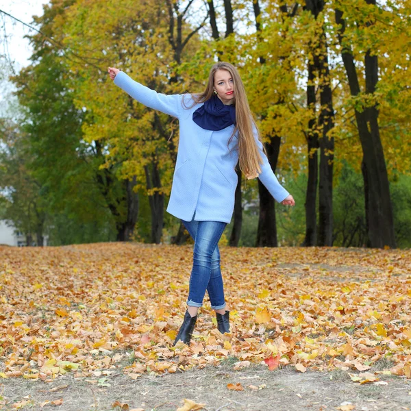 Fröhliches Mädchen hat Spaß im Park — Stockfoto