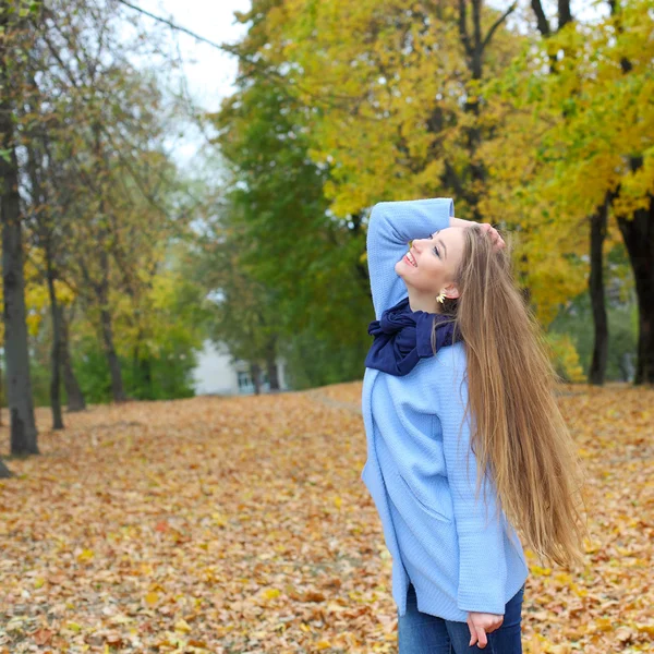 Neşeli kız parkta eğleniyor — Stok fotoğraf