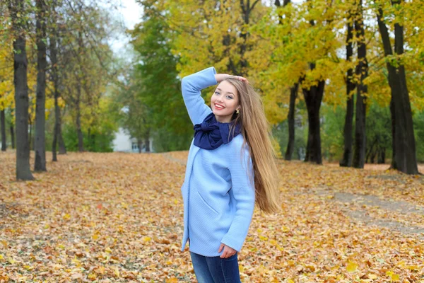 Веселая девушка веселится в парке — стоковое фото
