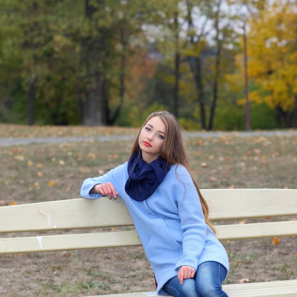 Belle fille par une journée froide et venteuse — Photo