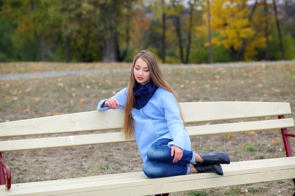 Menina bonita em um dia de vento frio — Fotografia de Stock