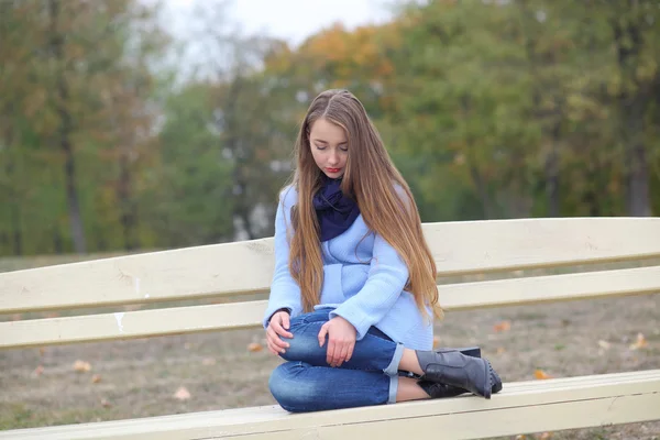 Belle fille par une journée froide et venteuse — Photo