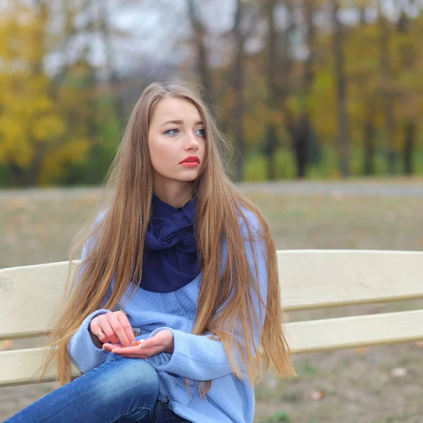 Menina triste com pílulas ao ar livre — Fotografia de Stock