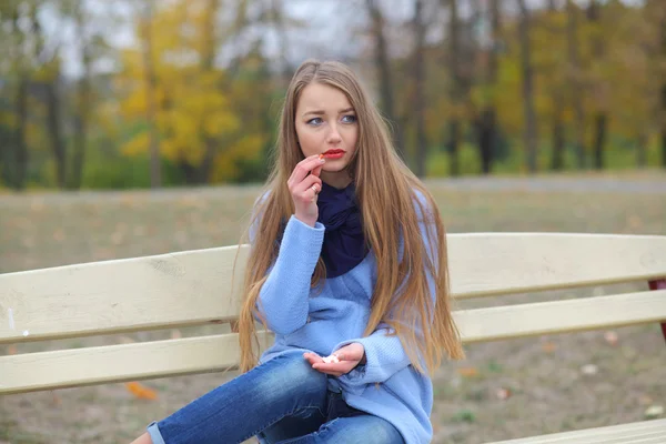 Chica triste con pastillas al aire libre — Foto de Stock