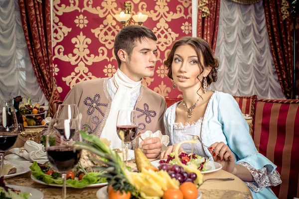 Erkek ceket ve vintage elbiseli kız