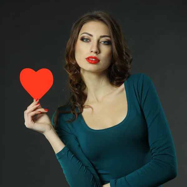 Ragazza gioiosa con cuore di San Valentino . — Foto Stock